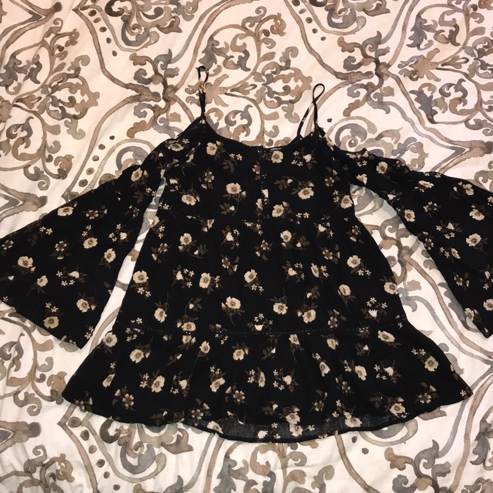 Kendall & Kyle Bell Sleeve Top